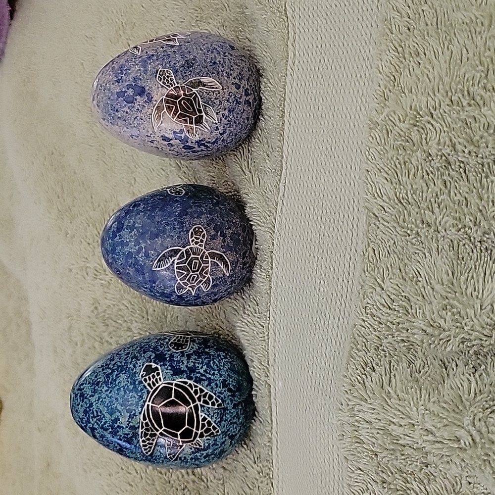 (3) Vintage Hand Carve Eggs In Kenya